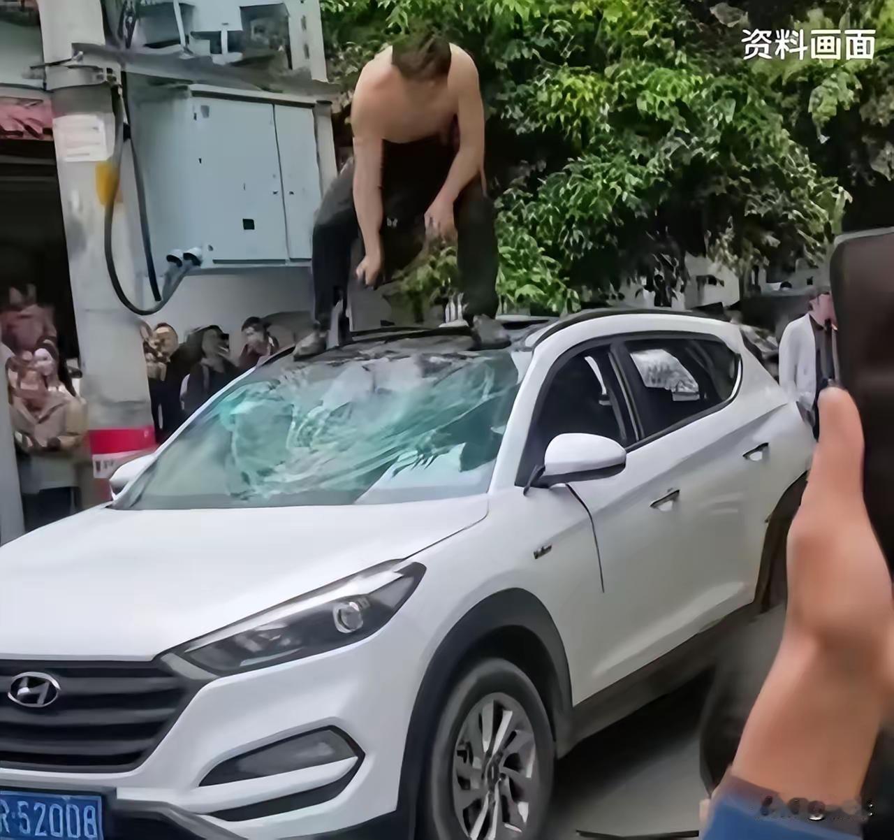 阆中“车顶狂徒”事件：那个被砸车的车主，给全中国上了一堂价值百万的“保命课”！