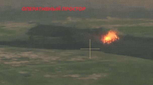 俄军又动用“杀手锏”武器轰击乌军阵地了，俄军使用喷火坦克tos-1，对在赫尔松方