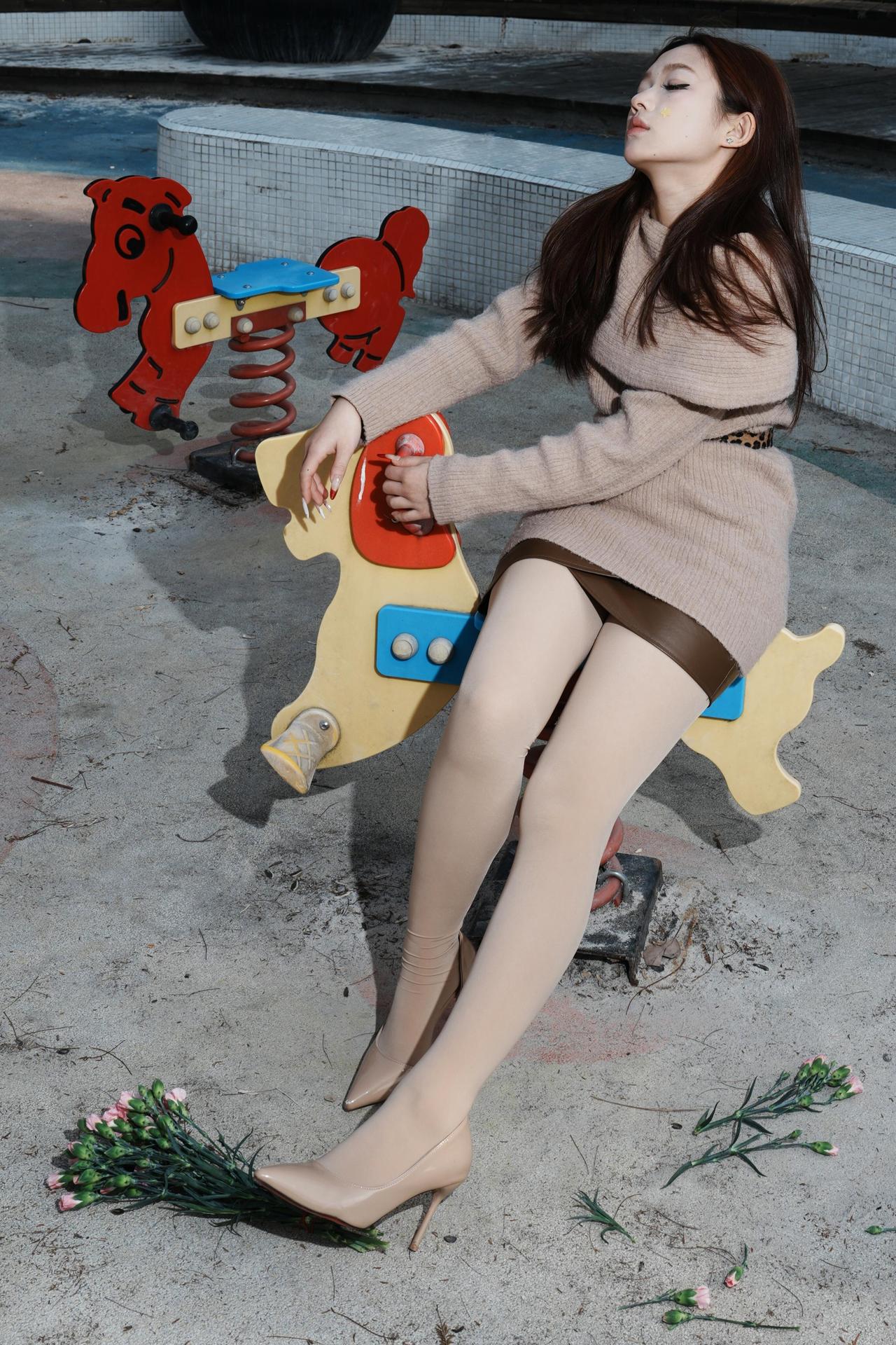 晒图笔记大赛公园里的丝袜高跟气质小美女，一点点的褶皱显得更有韵味了！高跟丝袜