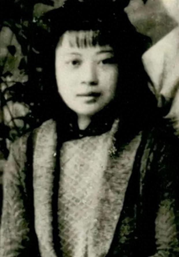 1945年，日军轮奸了黄美英，紧接着在她的下身灌入辣椒水，割去了她的双眼和双乳。