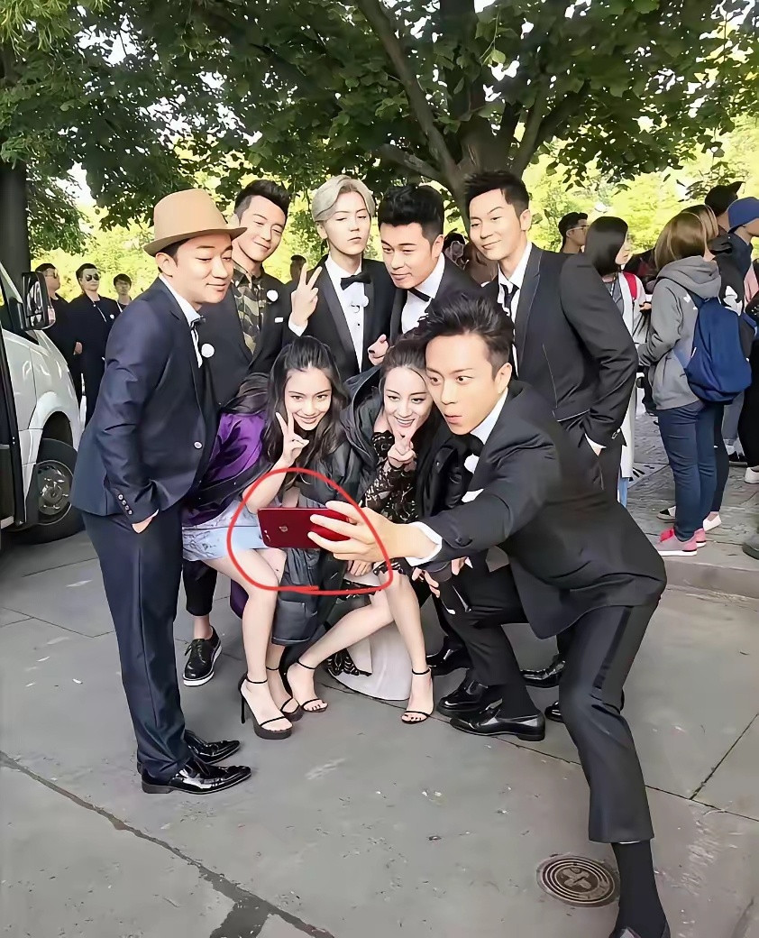 邓超拍照用的手机是什么牌子？颜色瞧着真不错。