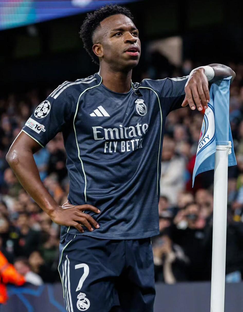 维尼修斯梅开二度，助皇马主客场双杀曼城，大家怎么看10人曼城1:2不敌皇马的这场