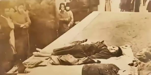 1925年，郭松龄夫妇兵败被处决，遗体被暴尸三日，其夫人甚至未穿鞋，结局极为凄惨