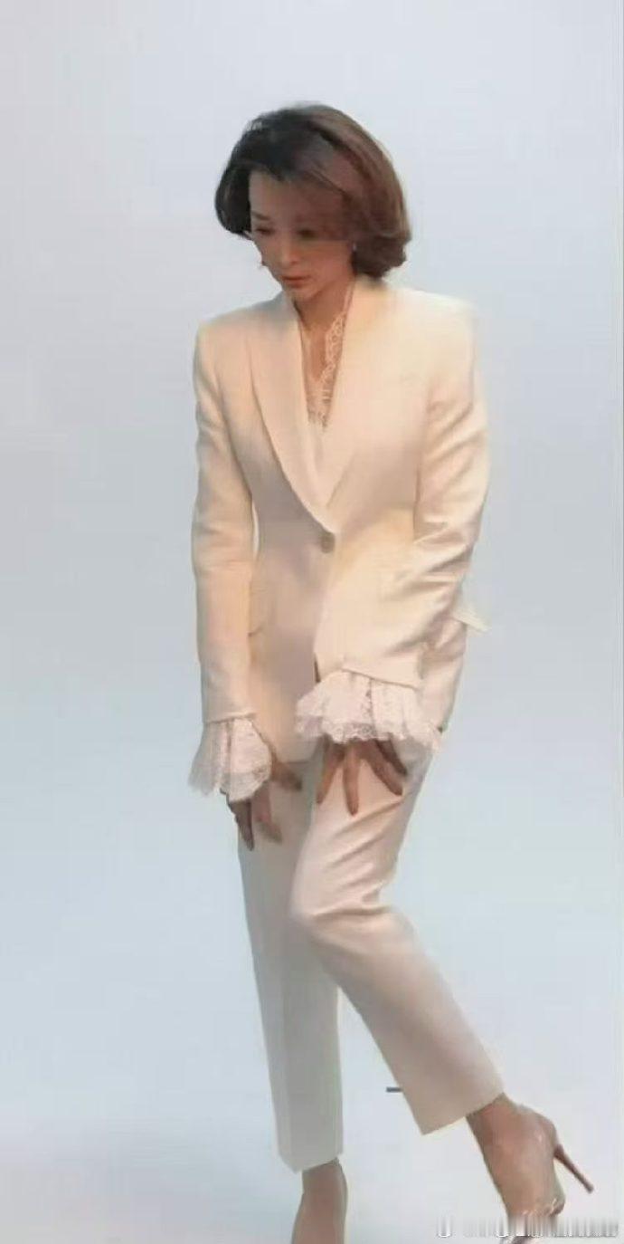 董卿周涛蕾丝边西装董卿周涛都穿了蕾丝西装诶