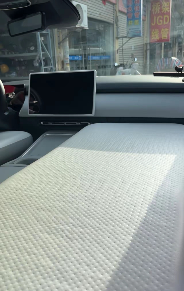 小鹏P7+前排变成我的移动大床房体验买小鹏P7＋就是看中了它的前后排空间很大，