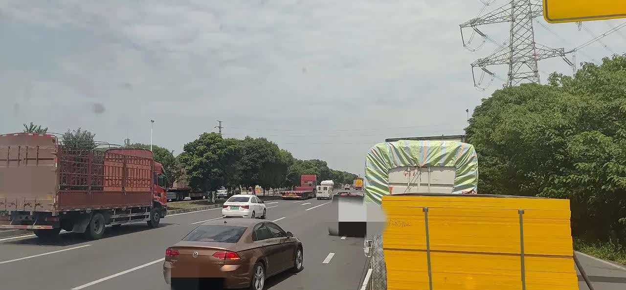 几个月没看到成都交警联合环保在马路边拦车测尾气了。难道是因为4月1日开始，四川所
