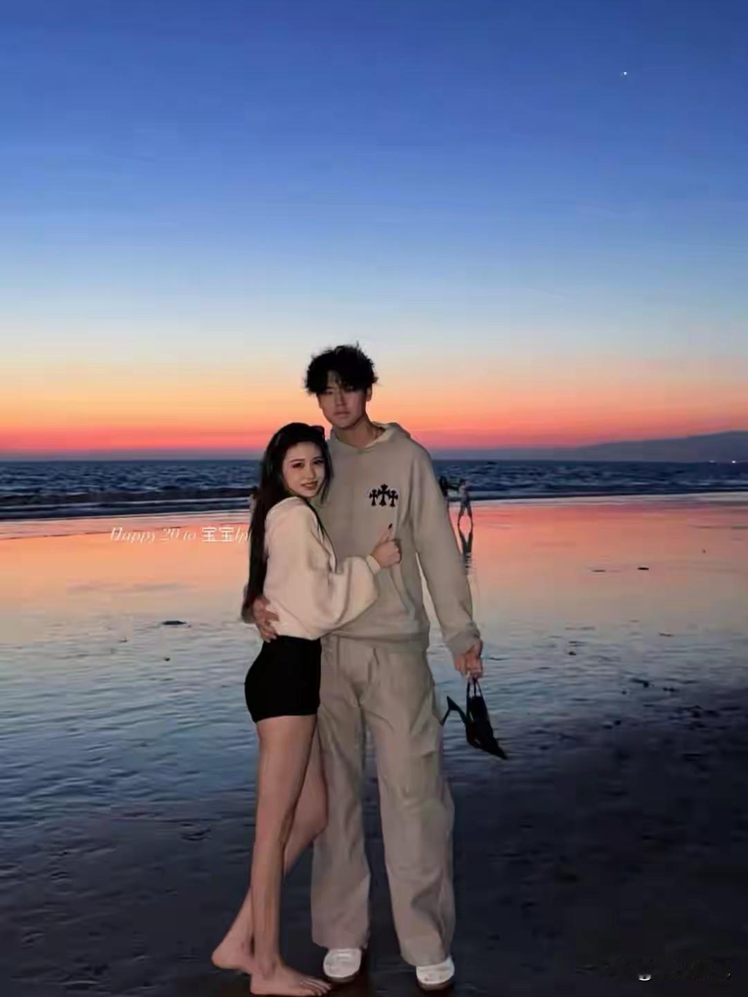 王峰其中一女儿小苹果吵吵着要恋爱其实她真的很可怜从小没有母爱，现在大了，不知