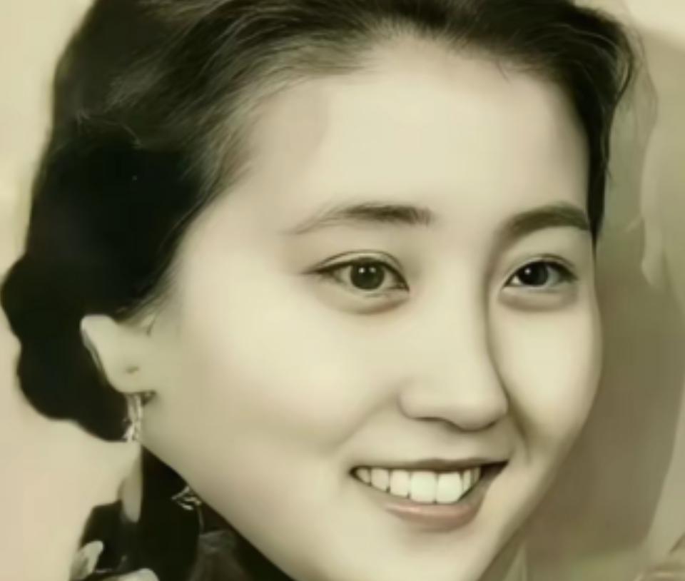 2012年，蒋英在北京逝世，葬礼十分隆重，她的遗体上覆盖着鲜红的党旗，可是，却有