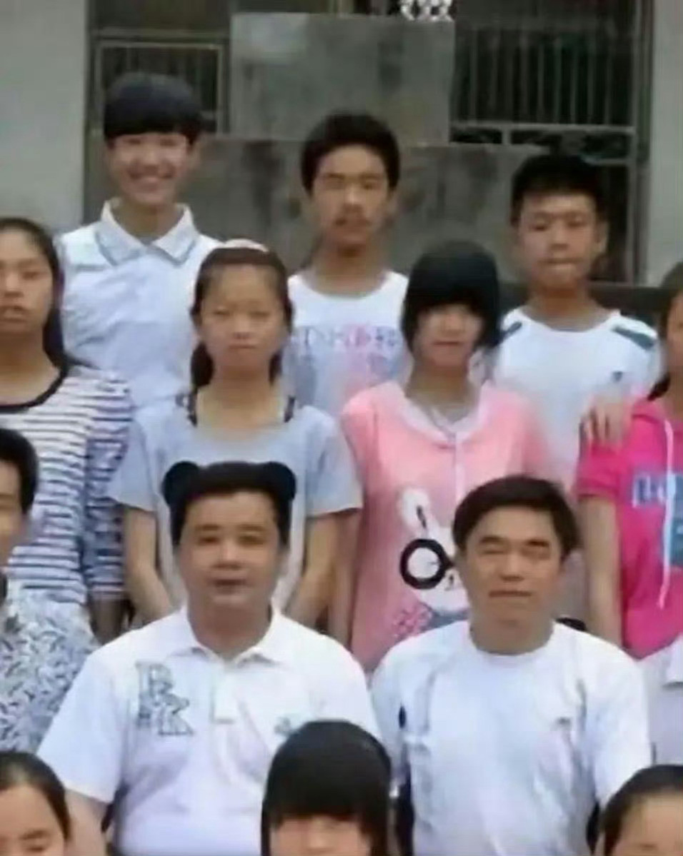 校长估计出一万都想删除这张毕业照​​​