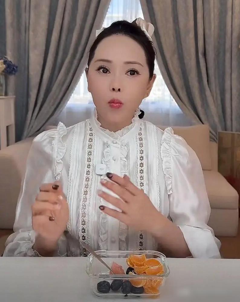 伊能静自律到可怕。伊能静中午直播的时候，正在吃一盒水果。先把事儿说清楚：