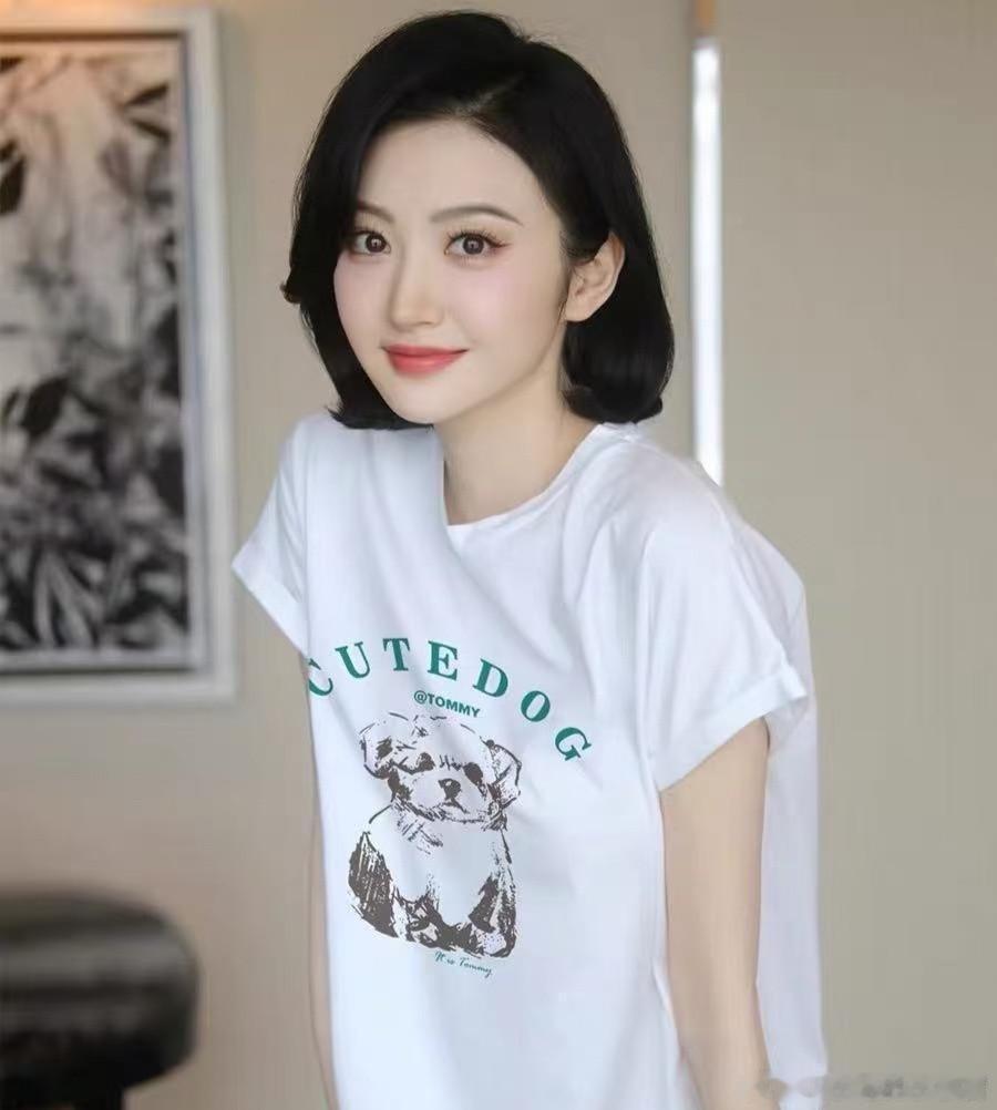 1、景甜刚出道时资源待遇极好，扶持她的大佬虽然年纪比她大不少，但一直对她十分优待