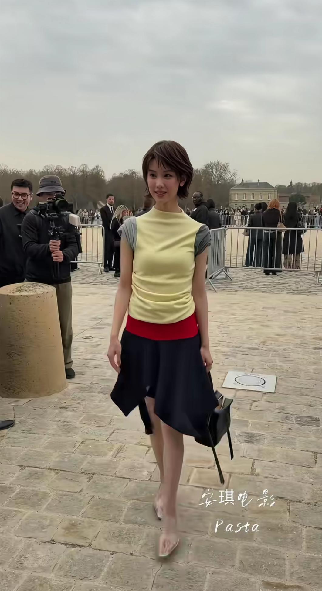 陈都灵剪了短发，很有青春感，就是有点瘦了，从眼圈来看，略现疲惫，肯定最近经常在熬