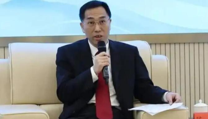 法学界的陈枫教授抛出了一个重磅建议，他公开呼吁国内全部的幼儿园以及中小学校，必须