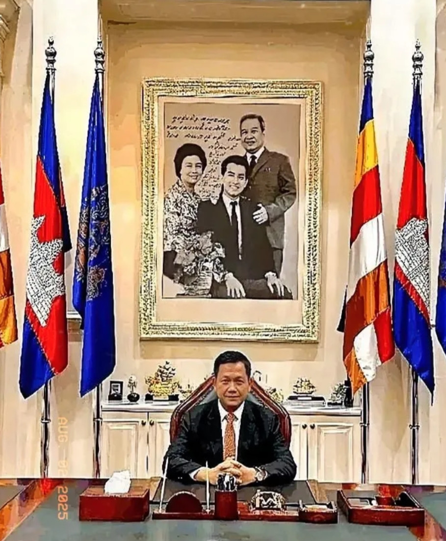 柬埔寨人洪森的长子，现任首相洪玛奈富丽堂皇的办公室。他身后的六面旗帜和国王一家仨
