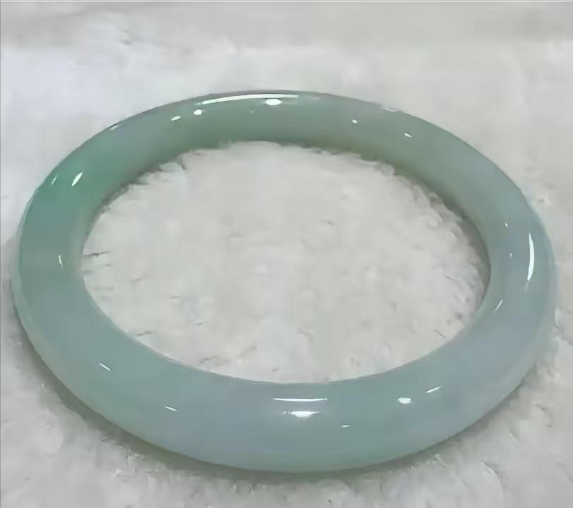 4月30日，北京一女子看上9.2万的玉镯，丈夫趁店员不注意，把1.2万手镯的价签