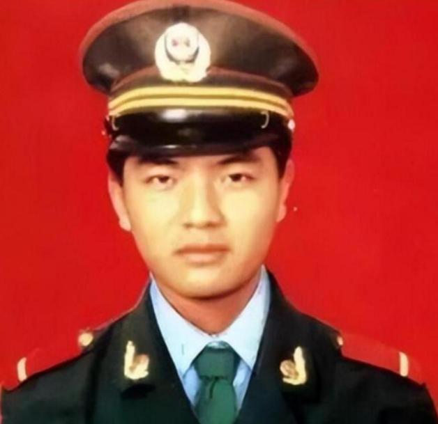 1992年，一武警战士独自押送四名不法分子回中队，突然，一个歹徒冲上来死死的抱住