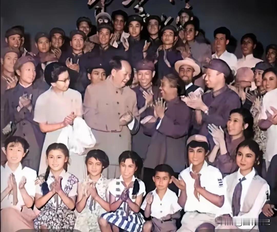 从群众中来，到群众中去！60年代，毛主席夫妇在看完样板戏后，他们亲切的和当时