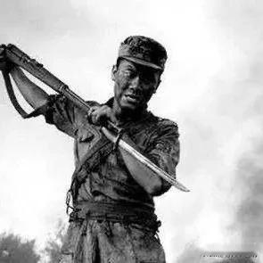 一次白刃战中，一名身高1米92，体重200斤的中国战士，突然大喊着杀入日军。平均