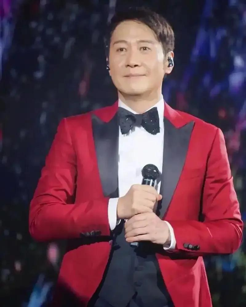 黎明还是颇有自知之明的。有一群黎明的粉丝，老是宣称黎明如何如何最帅。那就让黎