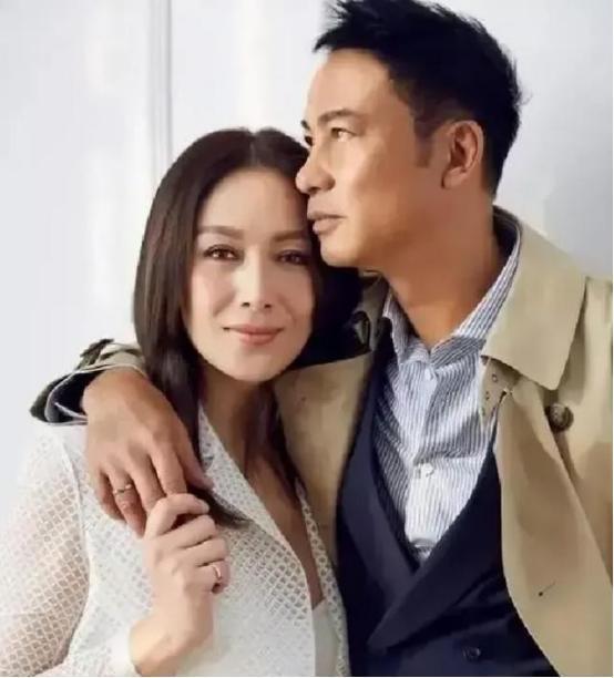 任达华当年铁了心丁克，和琦琦潇洒满世界飞，结果2006年琦琦意外怀孕，他当场怂了