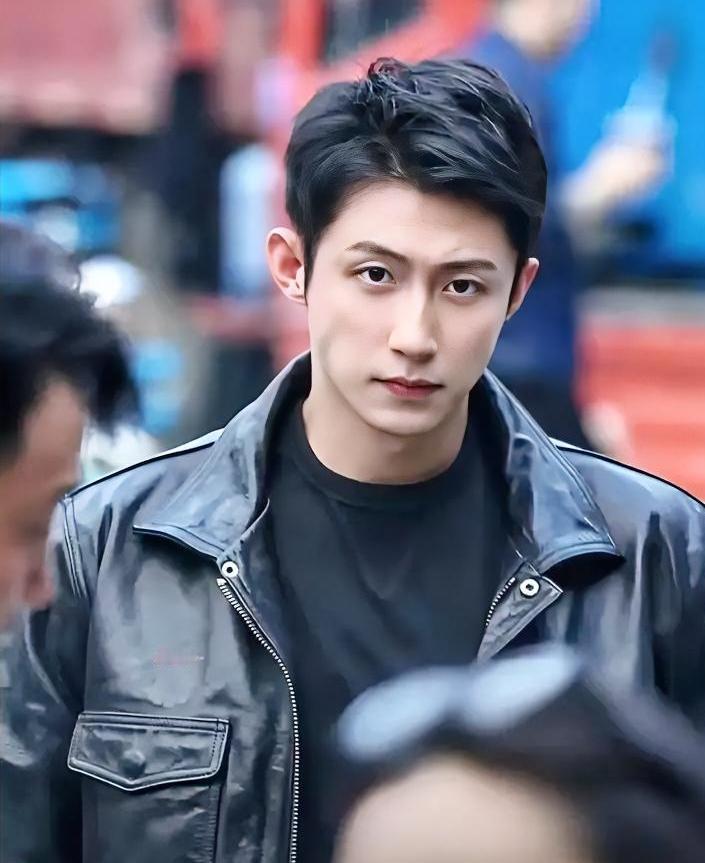 黄景瑜不演古装，根本不是没勇气！别人都忙着突破舒适圈，他偏守着兵哥哥赛道死磕，