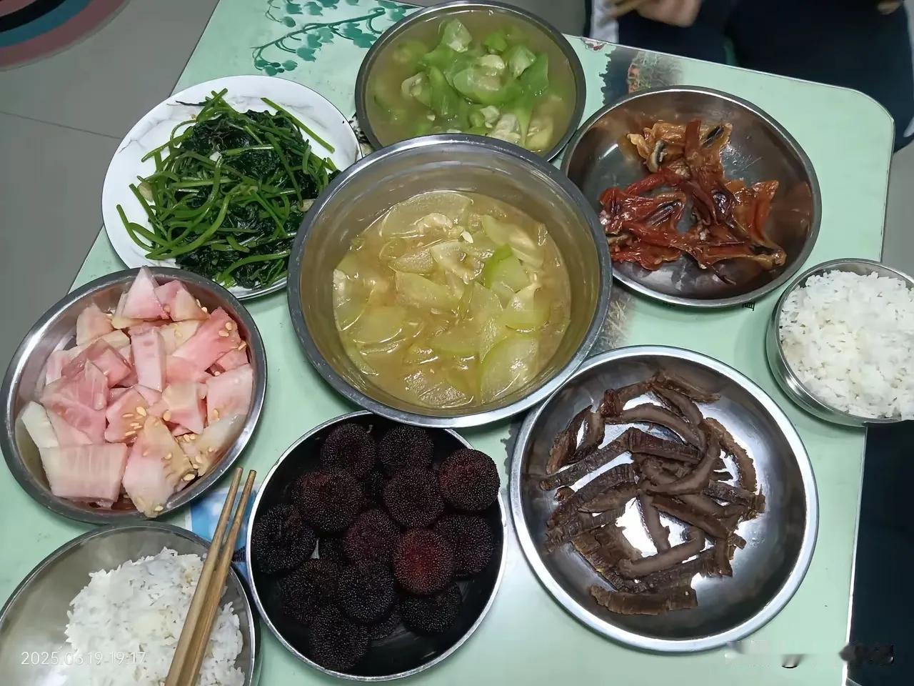 月薪四千，三个人的晚饭。我带着两个娃在老家吃的，最近来浙江了，感觉真没什么好吃的
