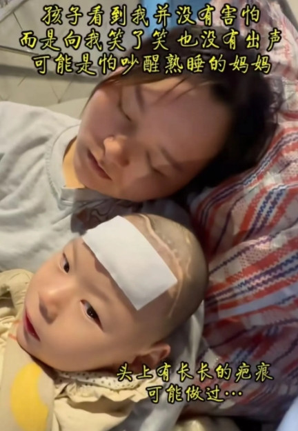 看哭了！5月25日，男子在车站前看到一个大姐抱着孩子，眼含泪水，仰天叹气。男子意