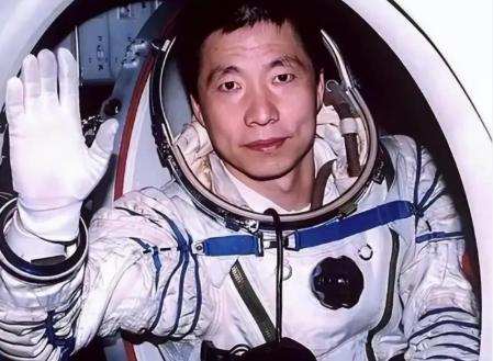 26秒濒死共振、诡异太空敲门声：为何杨利伟的飞天壮举成了