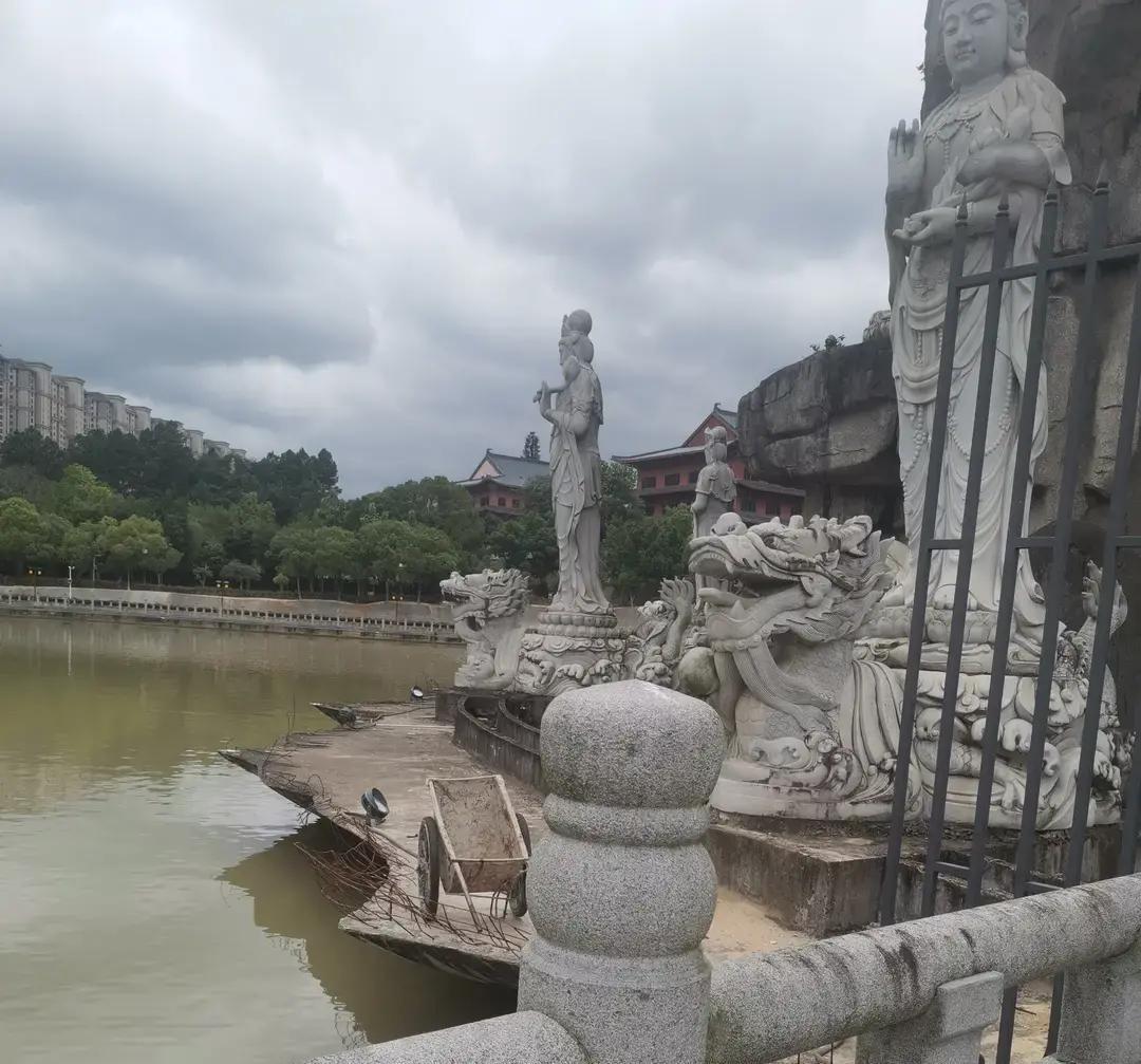 前几天去堂弟媳家走动，推开门屋里不仅没半点悲痛的气氛，她还正坐在沙发上嗑瓜子
