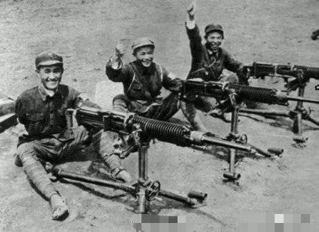 【一张让人心酸的图片】抗战期间掳获的日军机枪，看看最左边那位军人，手都已经断了还