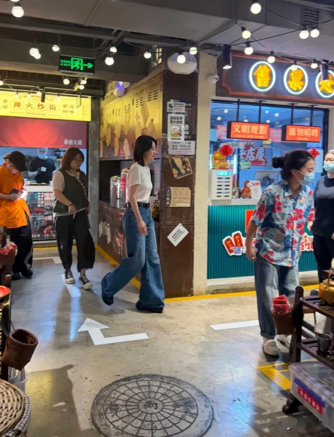 张小斐现身厦门一间餐厅吃饭，现实中她好高啊，这身材比例逆天了。低调了一阵子的张