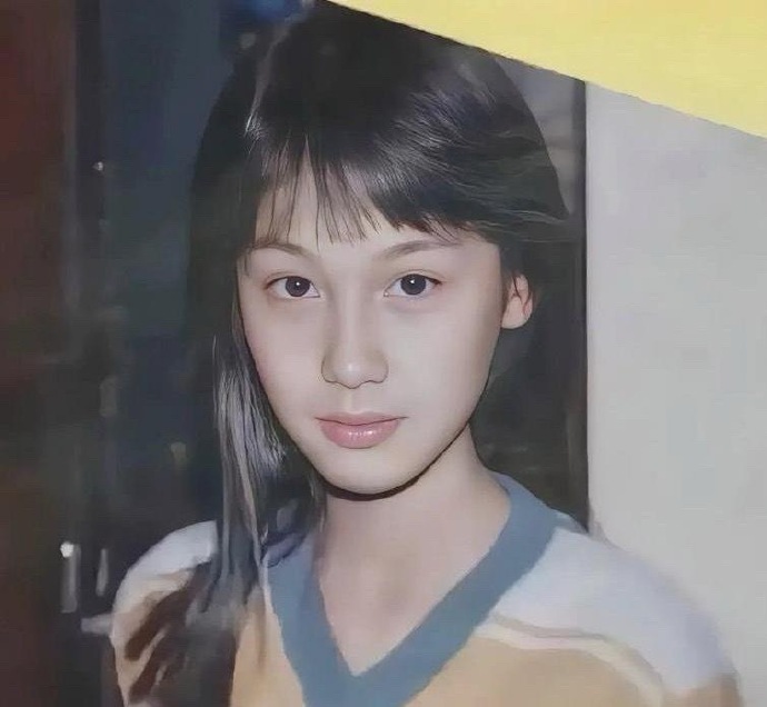 这是朱茵少女时期的一张老照片，拍摄于一九八二年。那时候朱茵十一岁，五官精致清纯甜