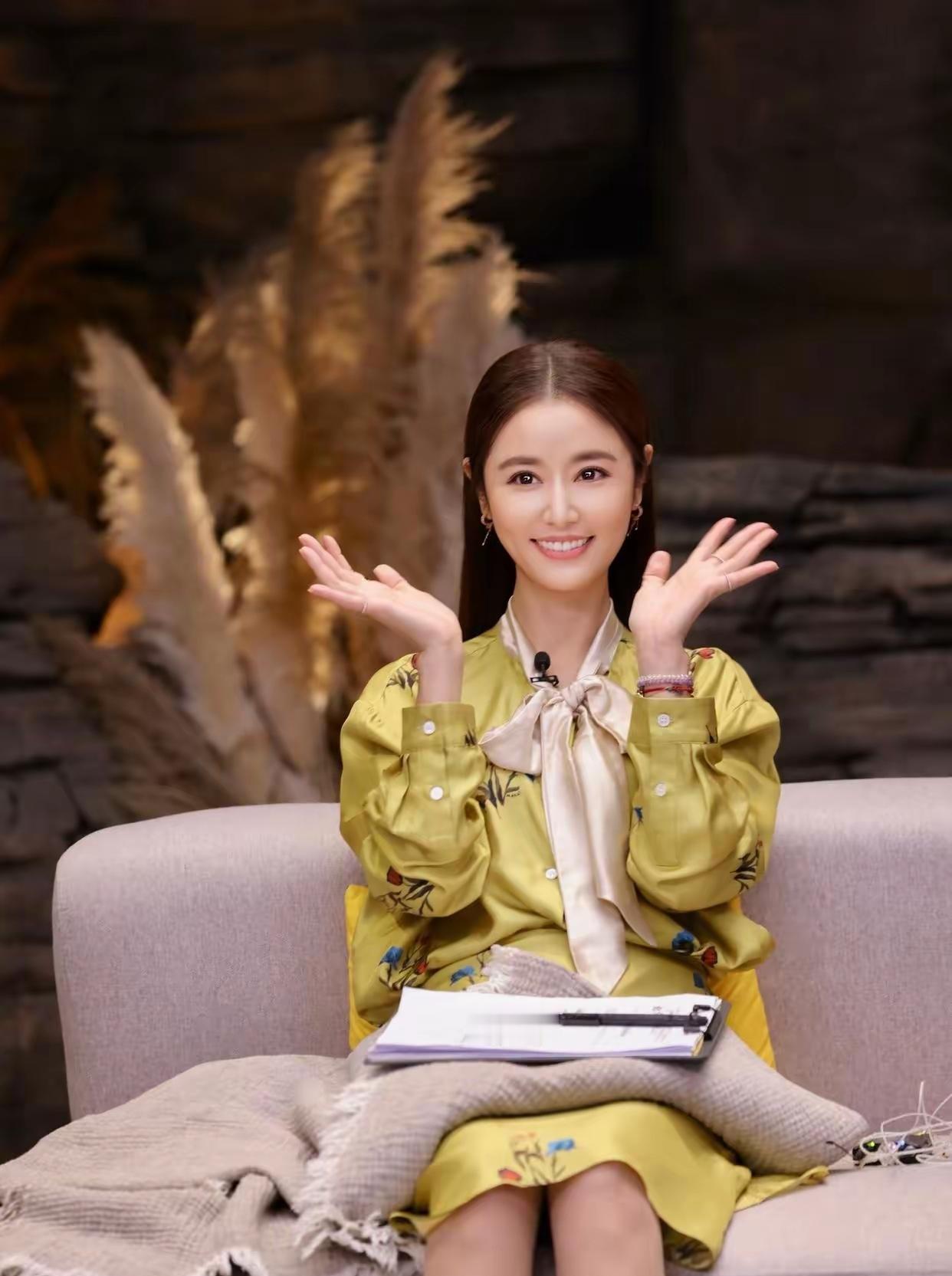 霍建华老婆快50岁了，难道她要一辈子当少女？很多从十几岁就喜欢她的少男已经变成了