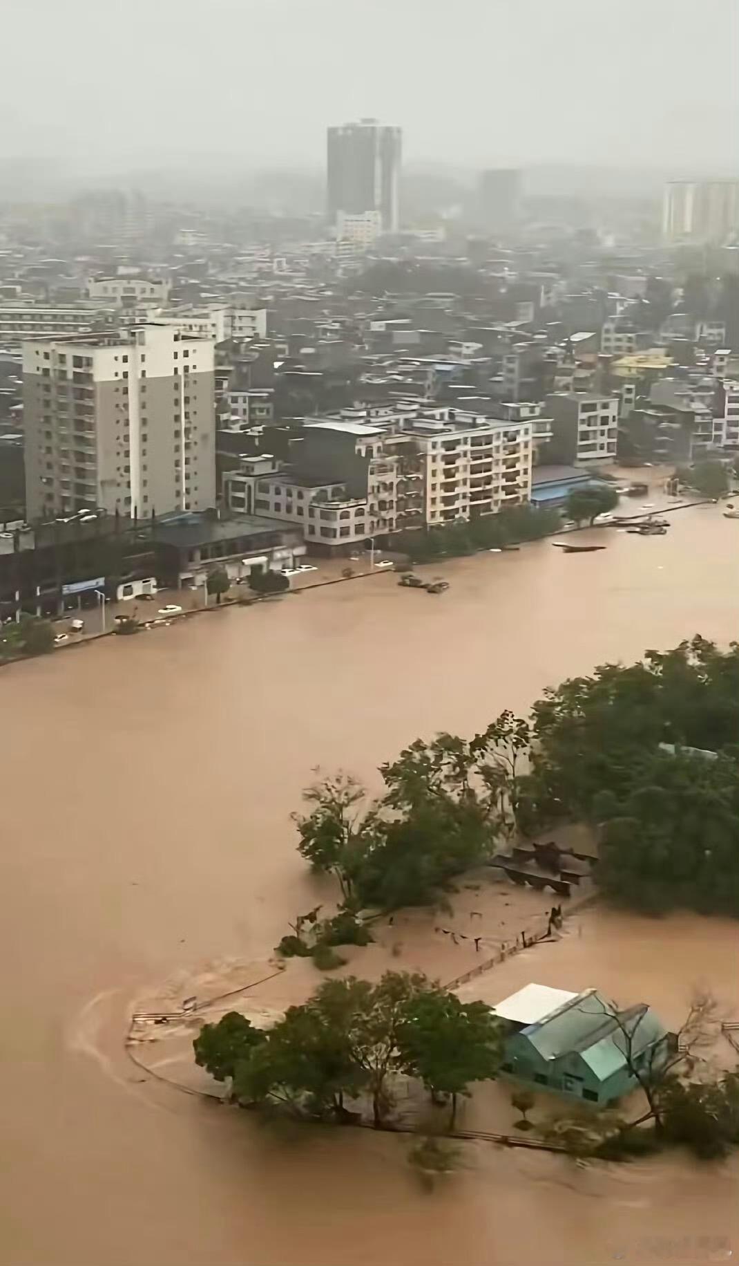 海水倒灌看着防城港海水倒灌的画面心里沉甸甸的，海堤失守、积水漫进家门，停水断电之