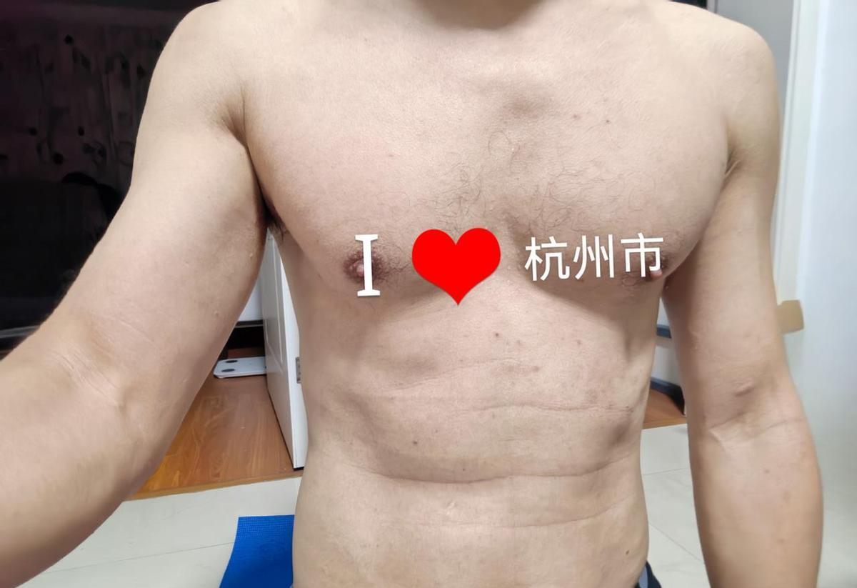 雨天不出门？别躺了，地板就是你的健身房。俯卧撑不用器械，跪着也能练，关键是你