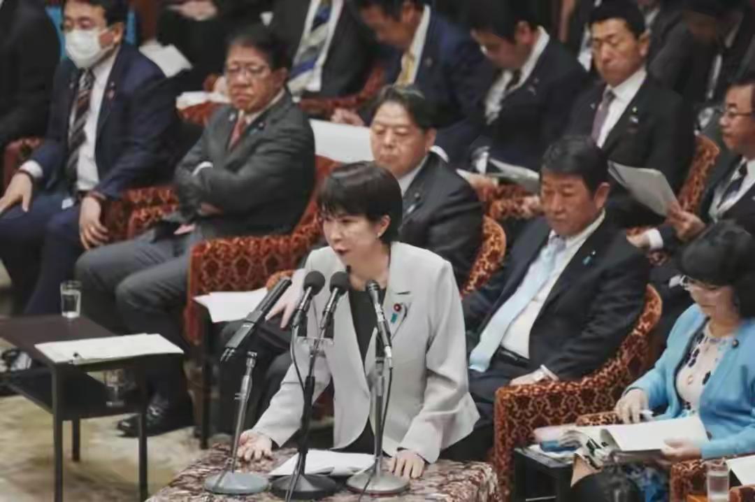 狂妄！高市早苗正在备战，要赌上国运？解放军首批打击目标确定！日本首相一边对外