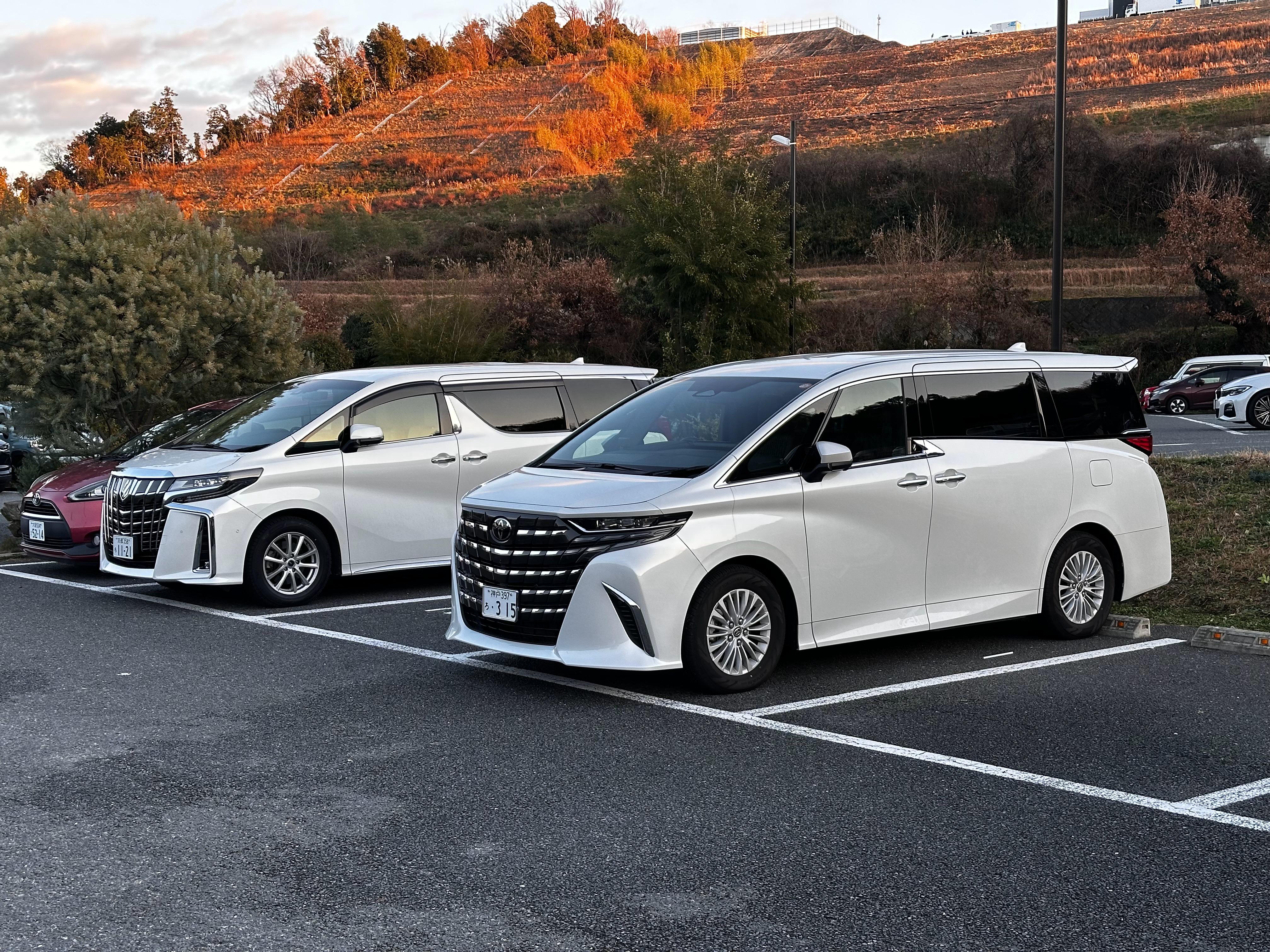 MPV偶遇传说中的丐版埃尔法40系，也就是新推出的X版。17寸轮圈、