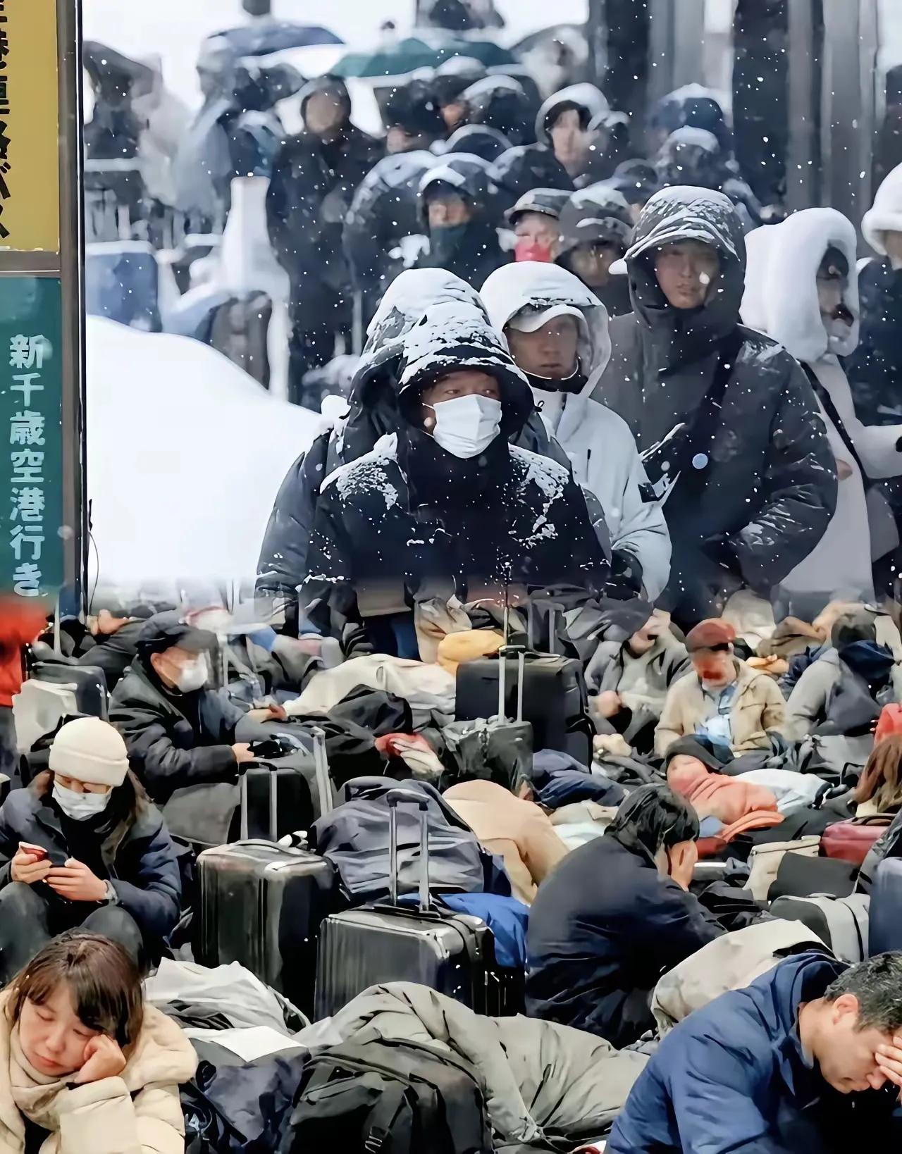这帮人妥妥的是，死猪不怕开水烫，不惧风，不惧雪，现在躺在北海道机场冰冷的地板上，