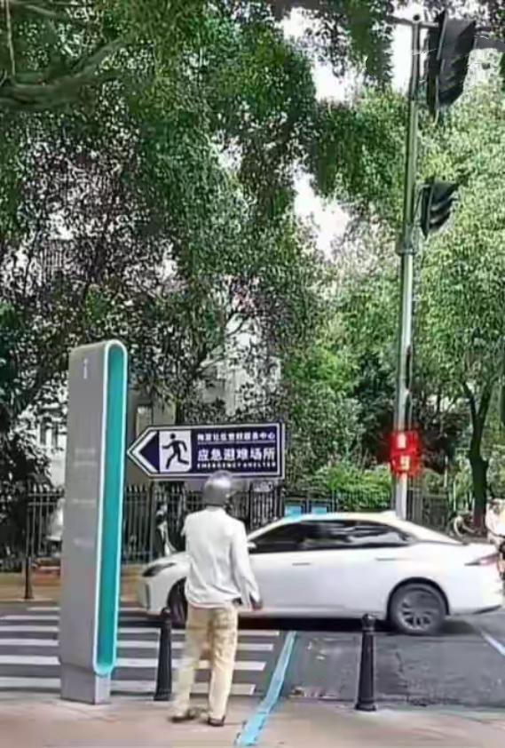 深圳惊现“卷尺哥”！骑电驴送货竟揪出千个街头坑，市政见了他秒整改深圳有个骑