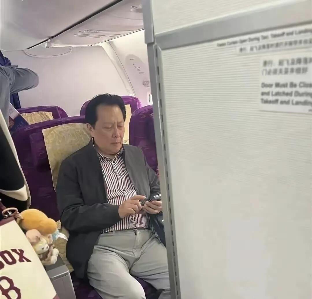 仔细瞧一瞧，这一位男明星，你一眼能认出他吗？他出门没有化妆，打扮低调朴实，没有穿