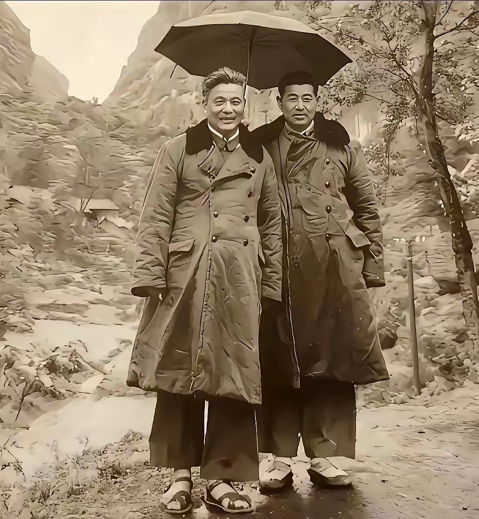 震撼人心！共和国两弹元勋邓稼先，在寒冬的风雨中，脚下只有一双凉鞋。可见当时国力之