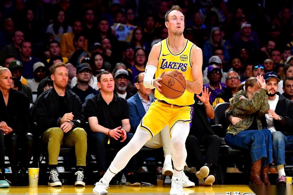 “射手”这个词，今晚被肯纳德彻底点燃了。勇士主场，湖人半场轰出65分，生生甩开对