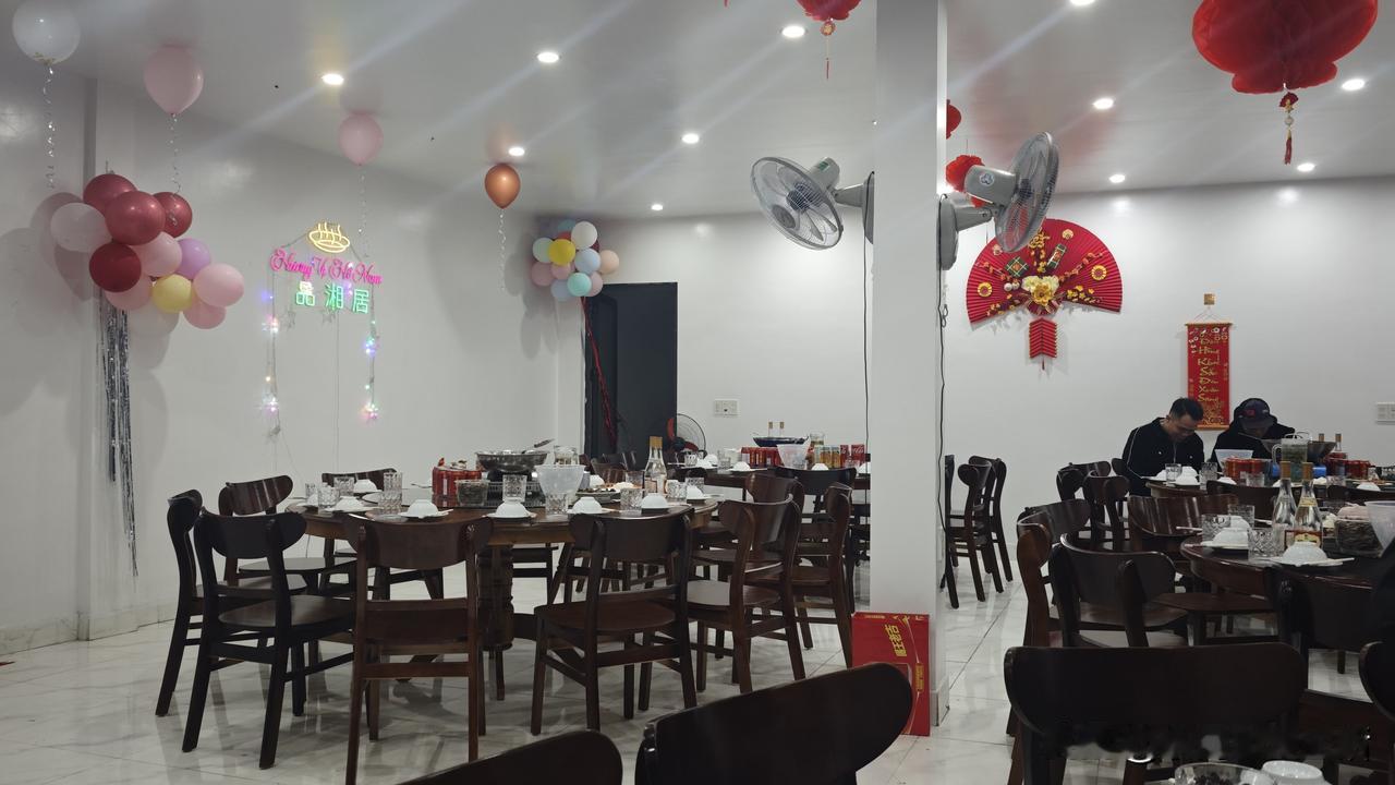 同事和越南姑娘结婚了。很般配的一对新人，女孩原来在我部门上班，人非常不错，比较