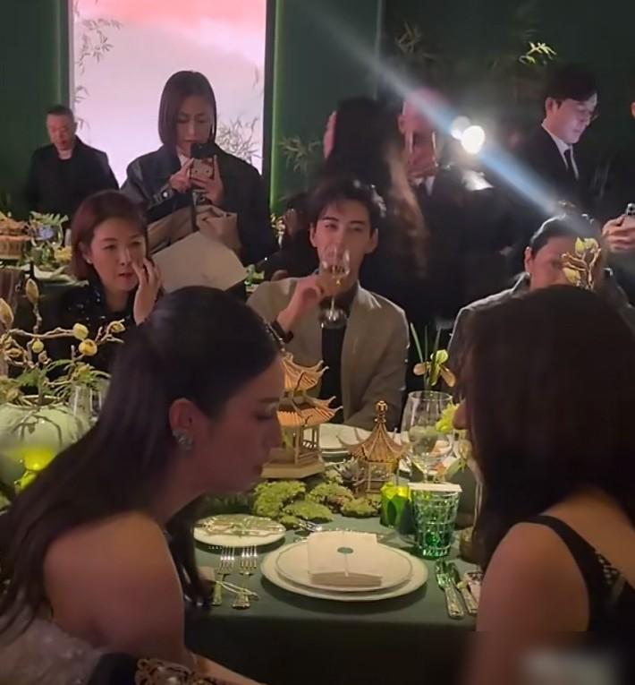 周也王玉雯陈星旭又同框了。这次是Dior活动的黑白大片，仨人造型高级，氛围感