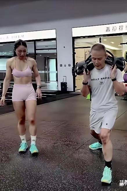 73岁的王石，凌晨五点起床撸铁，骑行几十公里不带喘，比二十岁小伙还拼。你以为