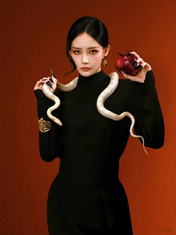 不知道的还以为李一桐在劈叉第一眼看李一桐真的以为在劈叉，看了半天才发现是白蛇，