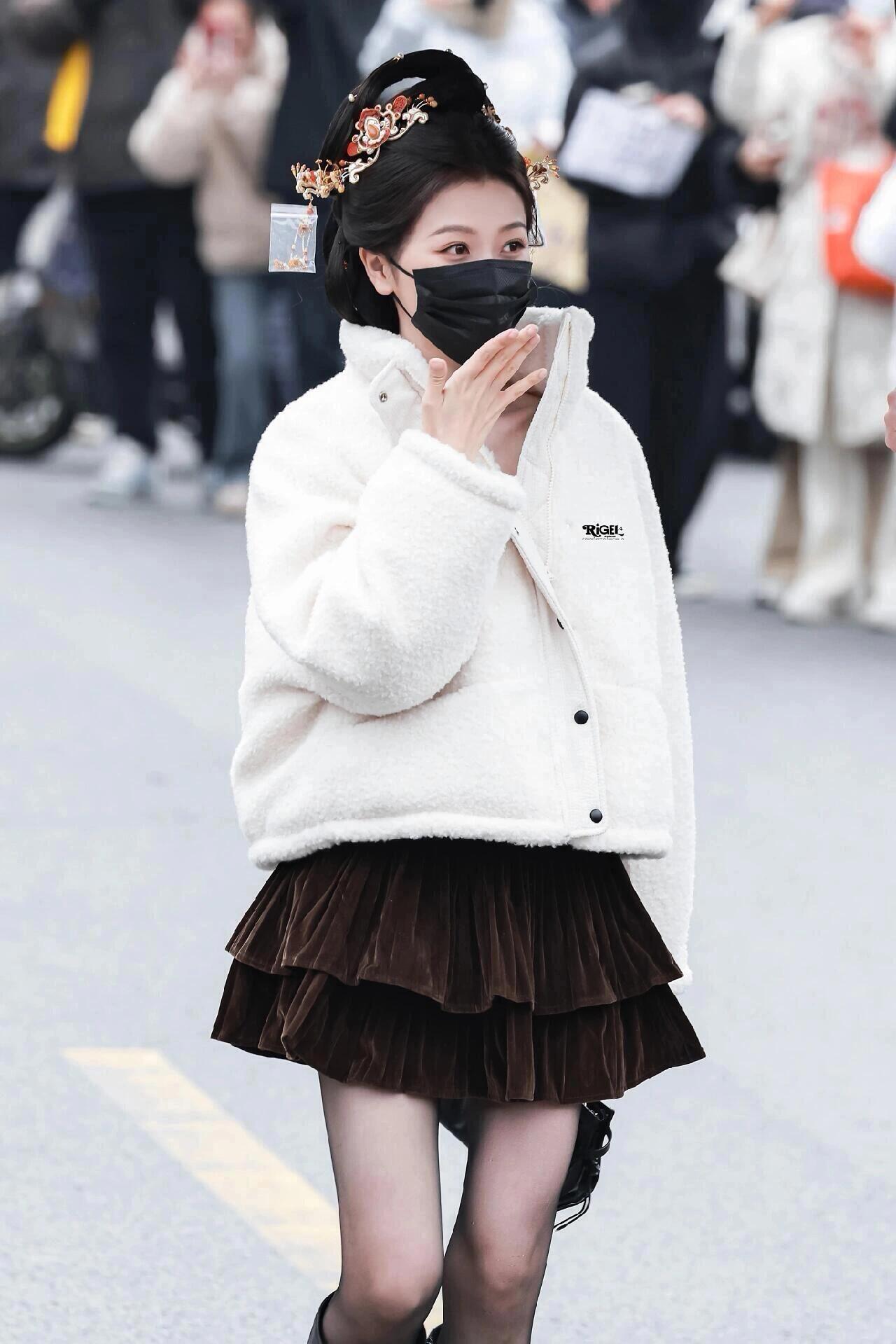 好喜欢，鱼头今天就是软萌糯米团子啊。每天都很漂亮，看了都让人心情很好。虞书欣云初