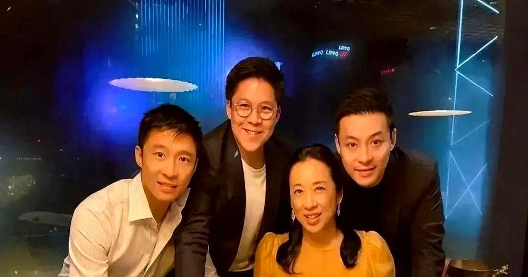 朱玲玲这步棋，走得真绝。当年多少人笑她“净身出户”，现在回头看，人家投资的是