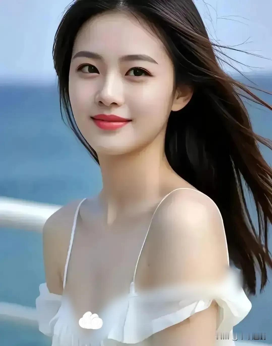 海风卷着碎金的日光漫过肩头，白裙与长发一同在风里舒展，此刻的笑意，是大海和夏天共