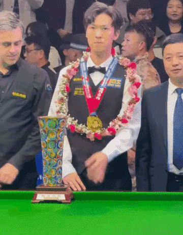 两位国外专家现场“鉴宝”。一位斯诺克专家，另一位也是斯诺克专家，为了玉山特